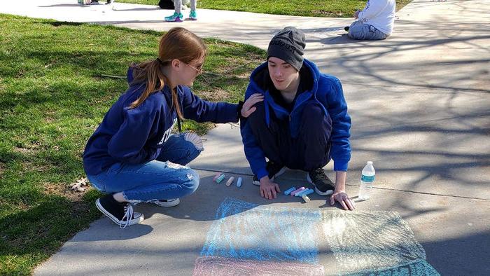 卡森 and Sydney at a sidewalk chalk event through <a href='http://2s.zcqwtzb.com/'>十大网投平台信誉排行榜</a>阿尔图纳分校’s student organization We Are Friends.